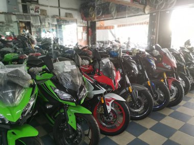Perak, Malezya. 23 Kasım 2019: Kg Koh Otoyolu mağazasında yeni markalı motosikletlerin çeşitleri satışta
