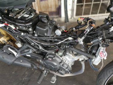 Perak, Malezya. 23 Kasım 2019: Kg Koh Otoyolu mağazasında yeni markalı motosikletlerin çeşitleri satışta