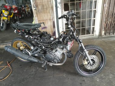 Perak, Malezya. 23 Kasım 2019: Kg Koh Otoyolu mağazasında yeni markalı motosikletlerin çeşitleri satışta