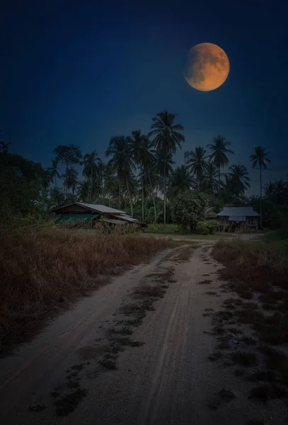 Midnattsmånen Vid Byn — Stockfoto