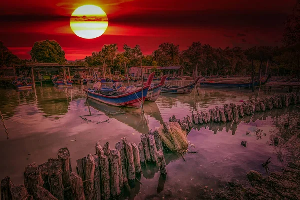 Solnedgång Vid Fiskebyns Strand — Stockfoto