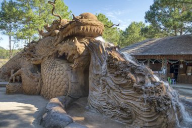 Da Lat. Vietnam. 13 Aralık 2019: Heykel Tüneli Parkı olarak bilinen muhteşem mimari eser, muhteşem Da Lat Kil Yıldızı Kasabası 'ndaki ejderha kafasından. 