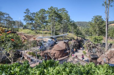 Da Lat. Vietnam. 13 Aralık 2019: Heykel Tüneli Parkı olarak bilinen muhteşem mimari eser, Da Lat Kil Yıldızı Kasabası 'ndaki sokak evlerinin çamurundan. 