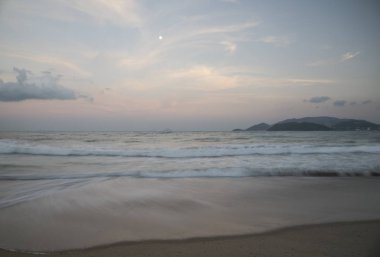 Yavaş çekimde oluşan sütlü deniz dalgaları