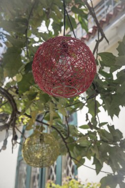 Ağaçta asılı renkli saman topu ışık topu