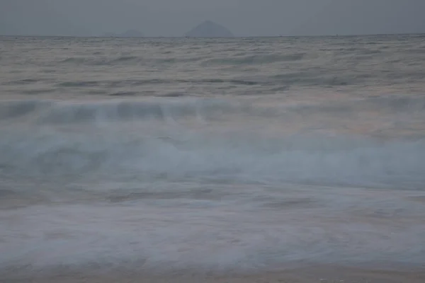 ゆっくりとした露出ショットからのミルキーな海の波 — ストック写真