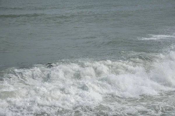 Κύματα Της Θάλασσας Στην Παραλία — Φωτογραφία Αρχείου