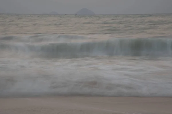 ゆっくりとした露出ショットからのミルキーな海の波 — ストック写真