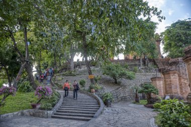 Nha Trang, Vietnam. 13 Aralık 2019: Tarihi tapınağın mimari sahnesi ve ünlü Po Nagar Cham Tapınağı 'nı gezerken yerli ve yabancı ziyaretçilerin yoğun faaliyetleri. 