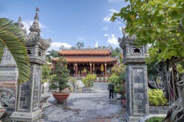 Nha Trang, Vietnam. 13 Aralık 2019: Nha Trang 'daki Chua Long Sun Budist Tapınağı' nı ziyaret ederken turistlerin binalarının ve faaliyetlerinin dış mimari yapısı. 