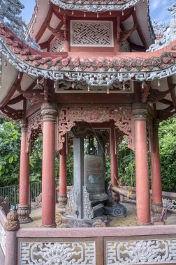 Nha Trang, Vietnam. 13 Aralık 2019: Nha Trang 'daki Chua Long Sun Budist Tapınağı' nı ziyaret ederken turistlerin binalarının ve faaliyetlerinin dış mimari yapısı. 