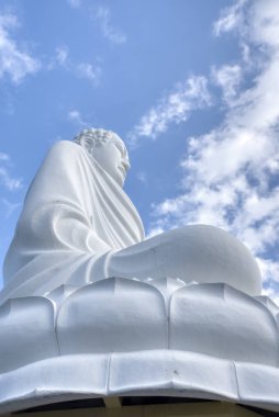 Nha Trang, Vietnam. 13 Aralık 2019: Nha Trang 'daki Chua Long Sun Budist Tapınağı' nı ziyaret ederken turistlerin binalarının ve faaliyetlerinin dış mimari yapısı. 