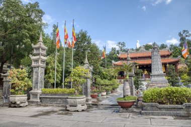 Nha Trang, Vietnam. 13 Aralık 2019: Nha Trang 'daki Chua Long Sun Budist Tapınağı' nı ziyaret ederken turistlerin binalarının ve faaliyetlerinin dış mimari yapısı. 