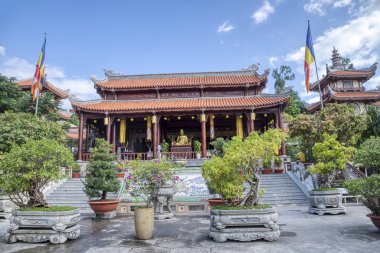 Nha Trang, Vietnam. 13 Aralık 2019: Nha Trang 'daki Chua Long Sun Budist Tapınağı' nı ziyaret ederken turistlerin binalarının ve faaliyetlerinin dış mimari yapısı. 