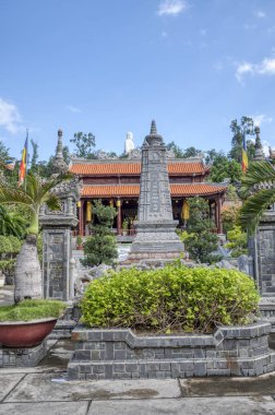 Nha Trang, Vietnam. 13 Aralık 2019: Nha Trang 'daki Chua Long Sun Budist Tapınağı' nı ziyaret ederken turistlerin binalarının ve faaliyetlerinin dış mimari yapısı. 