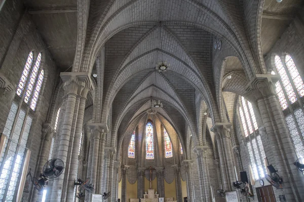 Nha Trang, Vietnam. 12 Aralık 2019: Görkemli mimari İsa 'nın sahnesi şehirdeki Kral kilisesi ve Nha Trang katedralini ziyaret ederken turist faaliyetleri.  