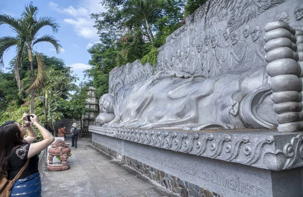 ベトナムのNha Trang 2019年12月13日 Nha TrangのChua Long Sun仏教寺院を訪問しながら 観光客の建物と活動のために設計された外観建築構造 — ストック写真