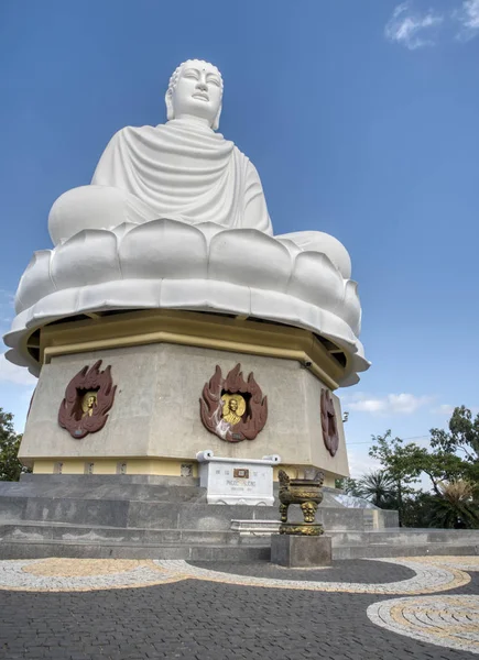 越南Nha Trang 2019年12月13日 参观位于Nha Trang的Chua Long Sun佛寺时 为游客设计的室外建筑和活动 — 图库照片