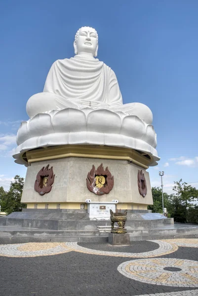 ベトナムのNha Trang 2019年12月13日 Nha TrangのChua Long Sun仏教寺院を訪問しながら 観光客の建物と活動のために設計された外観建築構造 — ストック写真