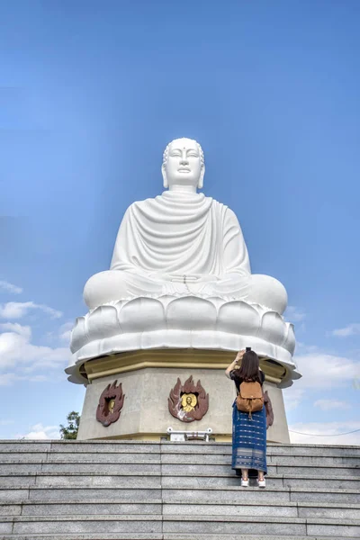 ベトナムのNha Trang 2019年12月13日 Nha TrangのChua Long Sun仏教寺院を訪問しながら 観光客の建物と活動のために設計された外観建築構造 — ストック写真