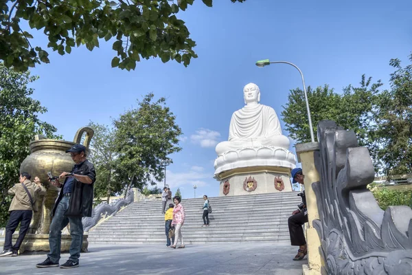 ベトナムのNha Trang 2019年12月13日 Nha TrangのChua Long Sun仏教寺院を訪問しながら 観光客の建物と活動のために設計された外観建築構造 — ストック写真