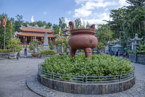 ベトナムのNha Trang 2019年12月13日 Nha TrangのChua Long Sun仏教寺院を訪問しながら 観光客の建物と活動のために設計された外観建築構造 — ストック写真