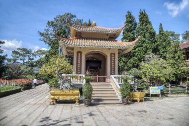 Da Lat, Vietnam. 13 Aralık 2019: Dalat kentindeki bir Zen Budist tapınağı ve manastırı olduğu için Truc Lam Tapınağı 'nın dış manzarası.