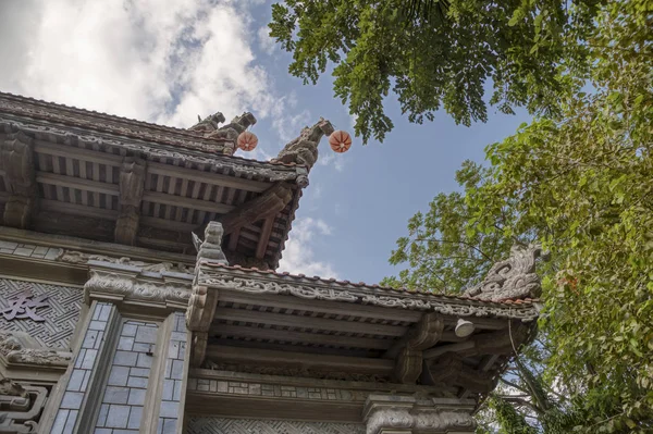 越南Nha Trang 2019年12月13日 参观位于Nha Trang的Chua Long Sun佛寺时 为游客设计的室外建筑和活动 — 图库照片