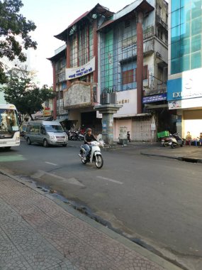 Ho Chi Minh Şehri, Vietnam - 15 Aralık 2019: Vietnam 'ın en büyük şehri olan ho chi minh şehrindeki birçok aracın yoğun sokak görüntüsü.