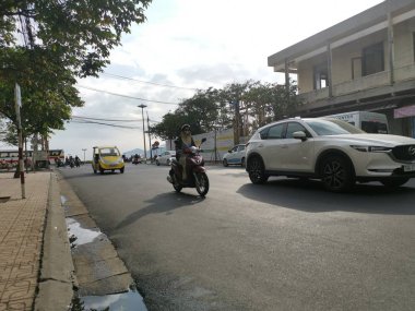 Ho Chi Minh Şehri, Vietnam - 15 Aralık 2019: Vietnam 'ın en büyük şehri olan ho chi minh şehrindeki birçok aracın yoğun sokak görüntüsü.