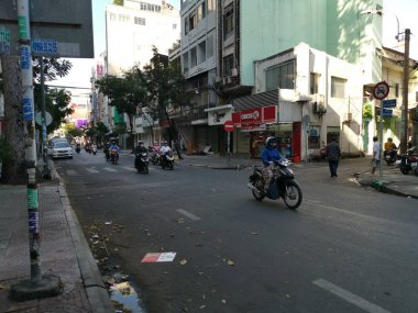 Ho Chi Minh Şehri, Vietnam - 15 Aralık 2019: Vietnam 'ın en büyük şehri olan ho chi minh şehrindeki birçok aracın yoğun sokak görüntüsü.