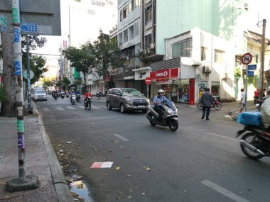 Ho Chi Minh Şehri, Vietnam - 15 Aralık 2019: Vietnam 'ın en büyük şehri olan ho chi minh şehrindeki birçok aracın yoğun sokak görüntüsü.