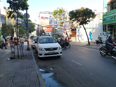 Ho Chi Minh Şehri, Vietnam - 15 Aralık 2019: Vietnam 'ın en büyük şehri olan ho chi minh şehrindeki birçok aracın yoğun sokak görüntüsü.