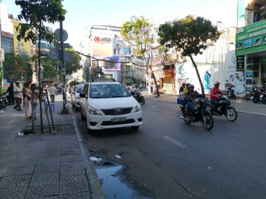 Ho Chi Minh Şehri, Vietnam - 15 Aralık 2019: Vietnam 'ın en büyük şehri olan ho chi minh şehrindeki birçok aracın yoğun sokak görüntüsü.