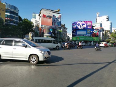 Ho Chi Minh Şehri, Vietnam - 15 Aralık 2019: Vietnam 'ın en büyük şehri olan ho chi minh şehrindeki birçok aracın yoğun sokak görüntüsü.