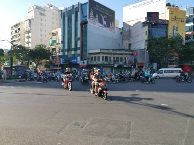 Ho Chi Minh Şehri, Vietnam - 15 Aralık 2019: Vietnam 'ın en büyük şehri olan ho chi minh şehrindeki birçok aracın yoğun sokak görüntüsü.