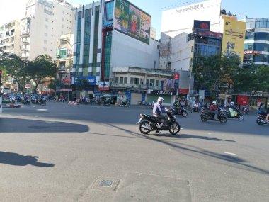 Ho Chi Minh Şehri, Vietnam - 15 Aralık 2019: Vietnam 'ın en büyük şehri olan ho chi minh şehrindeki birçok aracın yoğun sokak görüntüsü.