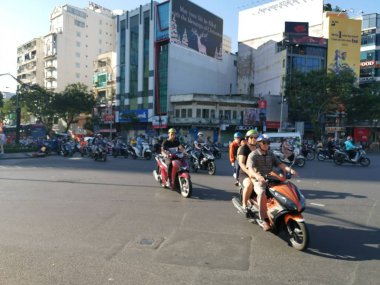 Ho Chi Minh Şehri, Vietnam - 15 Aralık 2019: Vietnam 'ın en büyük şehri olan ho chi minh şehrindeki birçok aracın yoğun sokak görüntüsü.