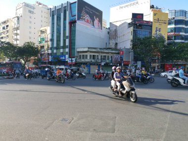 Ho Chi Minh Şehri, Vietnam - 15 Aralık 2019: Vietnam 'ın en büyük şehri olan ho chi minh şehrindeki birçok aracın yoğun sokak görüntüsü.