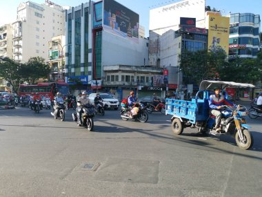 Ho Chi Minh Şehri, Vietnam - 15 Aralık 2019: Vietnam 'ın en büyük şehri olan ho chi minh şehrindeki birçok aracın yoğun sokak görüntüsü.