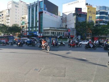 Ho Chi Minh Şehri, Vietnam - 15 Aralık 2019: Vietnam 'ın en büyük şehri olan ho chi minh şehrindeki birçok aracın yoğun sokak görüntüsü.