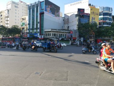 Ho Chi Minh Şehri, Vietnam - 15 Aralık 2019: Vietnam 'ın en büyük şehri olan ho chi minh şehrindeki birçok aracın yoğun sokak görüntüsü.