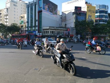 Ho Chi Minh Şehri, Vietnam - 15 Aralık 2019: Vietnam 'ın en büyük şehri olan ho chi minh şehrindeki birçok aracın yoğun sokak görüntüsü.