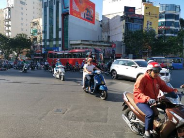 Ho Chi Minh Şehri, Vietnam - 15 Aralık 2019: Vietnam 'ın en büyük şehri olan ho chi minh şehrindeki birçok aracın yoğun sokak görüntüsü.