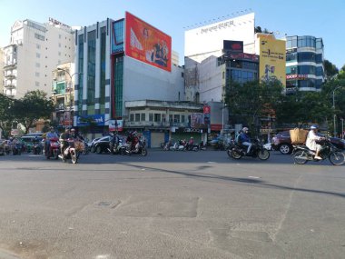 Ho Chi Minh Şehri, Vietnam - 15 Aralık 2019: Vietnam 'ın en büyük şehri olan ho chi minh şehrindeki birçok aracın yoğun sokak görüntüsü.