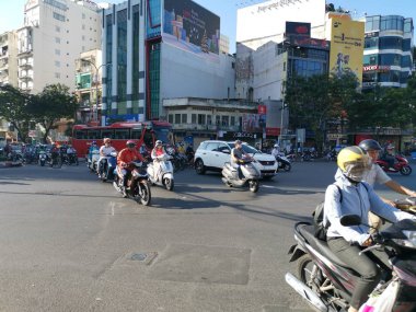 Ho Chi Minh Şehri, Vietnam - 15 Aralık 2019: Vietnam 'ın en büyük şehri olan ho chi minh şehrindeki birçok aracın yoğun sokak görüntüsü.