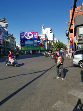 Ho Chi Minh Şehri, Vietnam - 15 Aralık 2019: Vietnam 'ın en büyük şehri olan ho chi minh şehrindeki birçok aracın yoğun sokak görüntüsü.