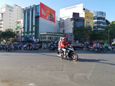 Ho Chi Minh Şehri, Vietnam - 15 Aralık 2019: Vietnam 'ın en büyük şehri olan ho chi minh şehrindeki birçok aracın yoğun sokak görüntüsü.