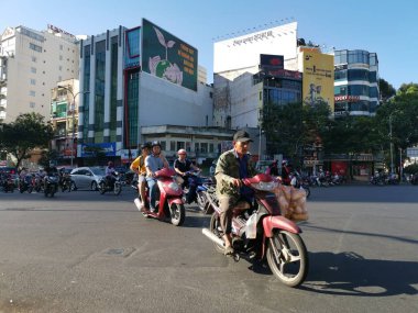 Ho Chi Minh Şehri, Vietnam - 15 Aralık 2019: Vietnam 'ın en büyük şehri olan ho chi minh şehrindeki birçok aracın yoğun sokak görüntüsü.