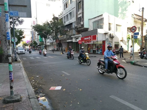 Ho Chi Minh Şehri, Vietnam - 15 Aralık 2019: Vietnam 'ın en büyük şehri olan ho chi minh şehrindeki birçok aracın yoğun sokak görüntüsü.